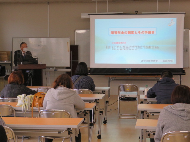北九州中央高等学園で講演する会員の写真