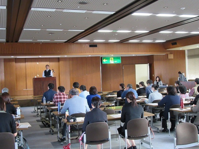 秋田県知的障害者サポート協会で講演する会員の写真
