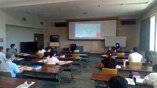小田原市役所の勉強会で講演する会員の写真