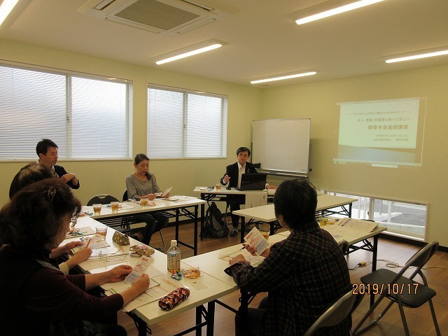 吉野コスモスの勉強会で講演する会員の写真