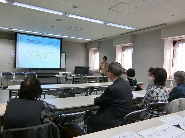 江戸川区精神障害者家族の会で講演する会員の写真