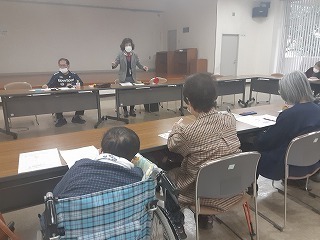 パーキンソン病友の会宮崎県支部の勉強会で講演する会員の写真